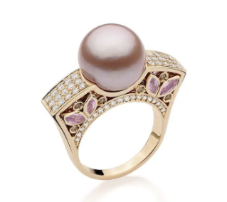 Anel de ouro com pérola rosa e detalhes em diamantes e safiras