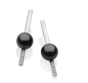 Brincos com pérolas negras e hastes prateadas com detalhes em diamantes
