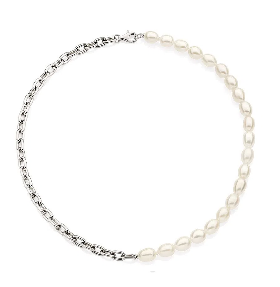 Colar em prata com pérolas, elegante e moderno, combinando sofisticação e estilo.