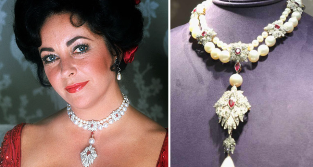 Elizabeth Taylor com seu colar de pérolas e rubis.