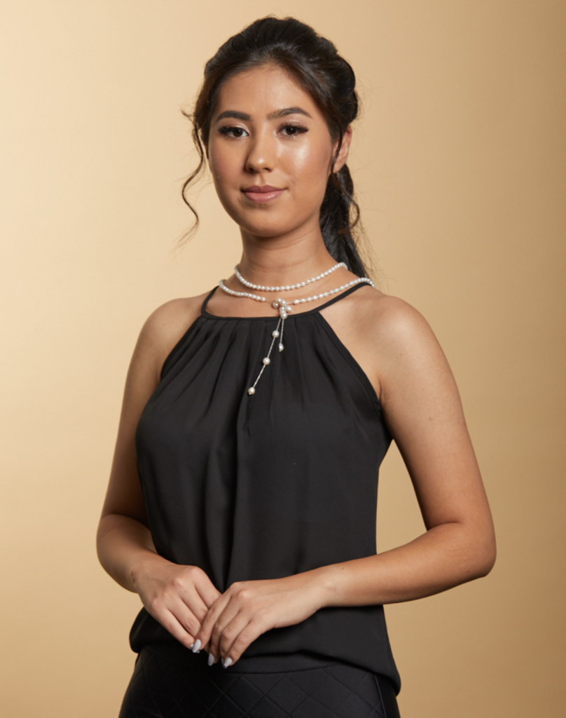 Mulher usando gargantilha de pérolas e ouro branco com pérolas Biwa Julio Okubo