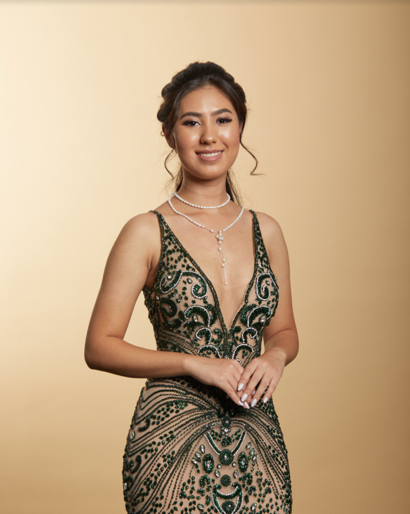 Mulher usando vestido verde elegante e gargantilha de pérolas com detalhes em ouro branco Julio Okubo