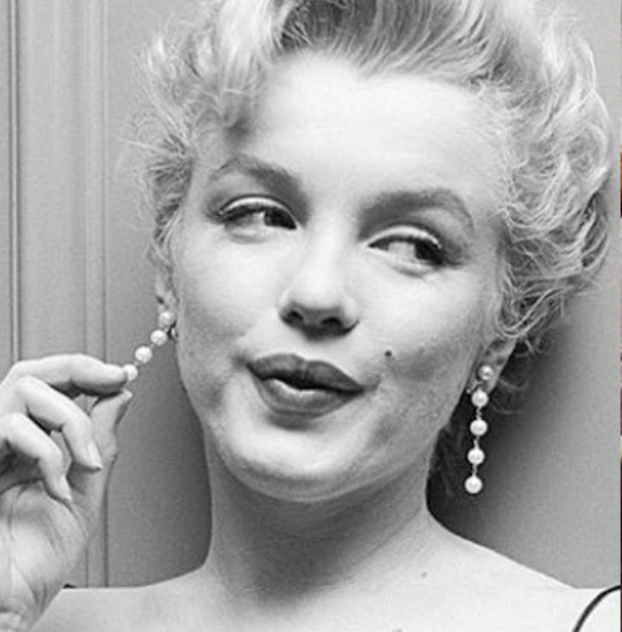 Marilyn Monroe usando brincos de pérolas.