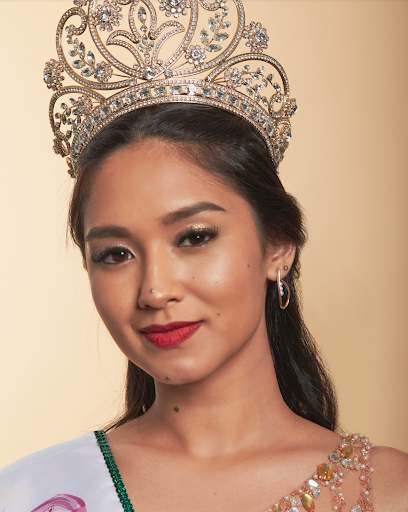 Miss Nikkey 2022 usando coroa e brincos delicados Julio Okubo
