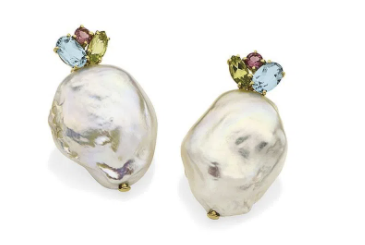 Brincos de pérolas barrocas com pedras preciosas em tons de azul, verde e rosa.