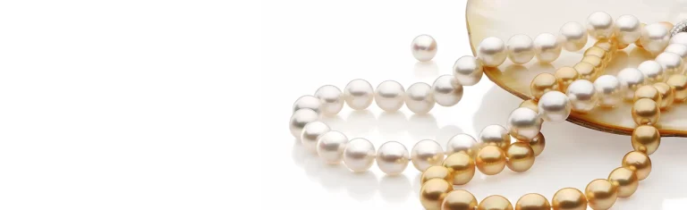 Colares de pérolas em tons de branco e dourado, representando pérolas de água doce e salgada.