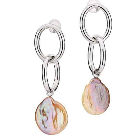 Brincos de pérolas Keshi com acabamento em prata, destacando o formato orgânico das pérolas.