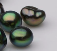 Pérolas do Tahiti com brilho escuro e manchas naturais