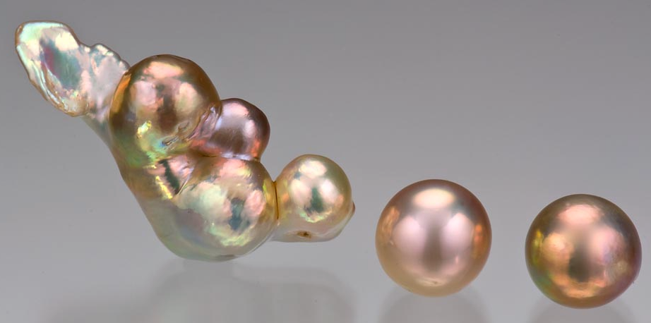 Pérolas barrocas e redondas em tons iridescentes