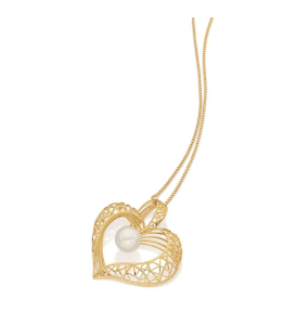 Pingente em formato de coração em ouro amarelo com pérola central.