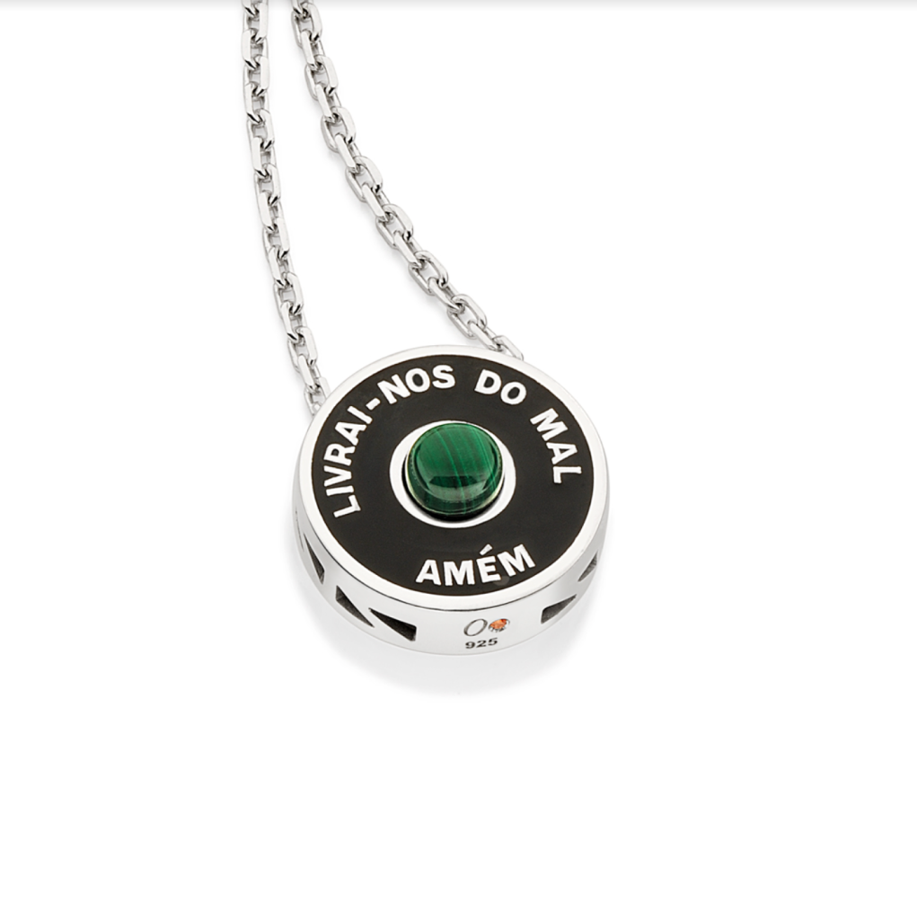 Pingente de prata com malaquita e frase 'Livrai-nos do mal, amém' gravada