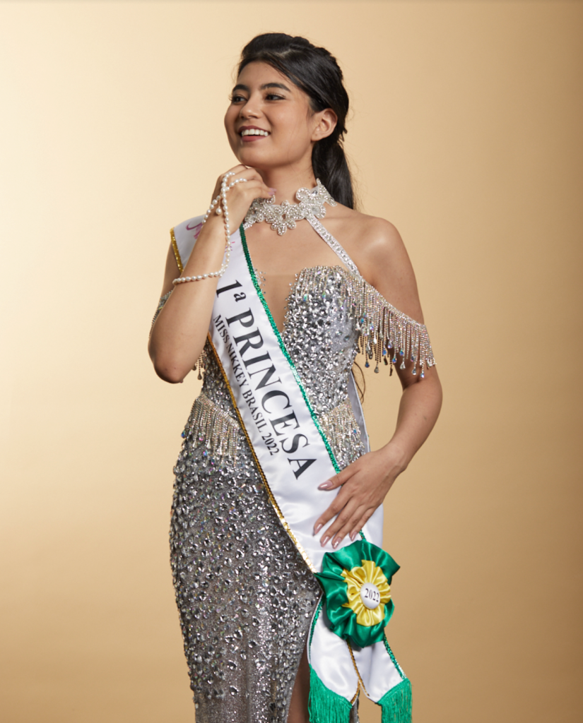 Primeira Princesa Aiko Caroline Blank Ideta usando colar de pérolas com pendente em ouro Julio Okubo