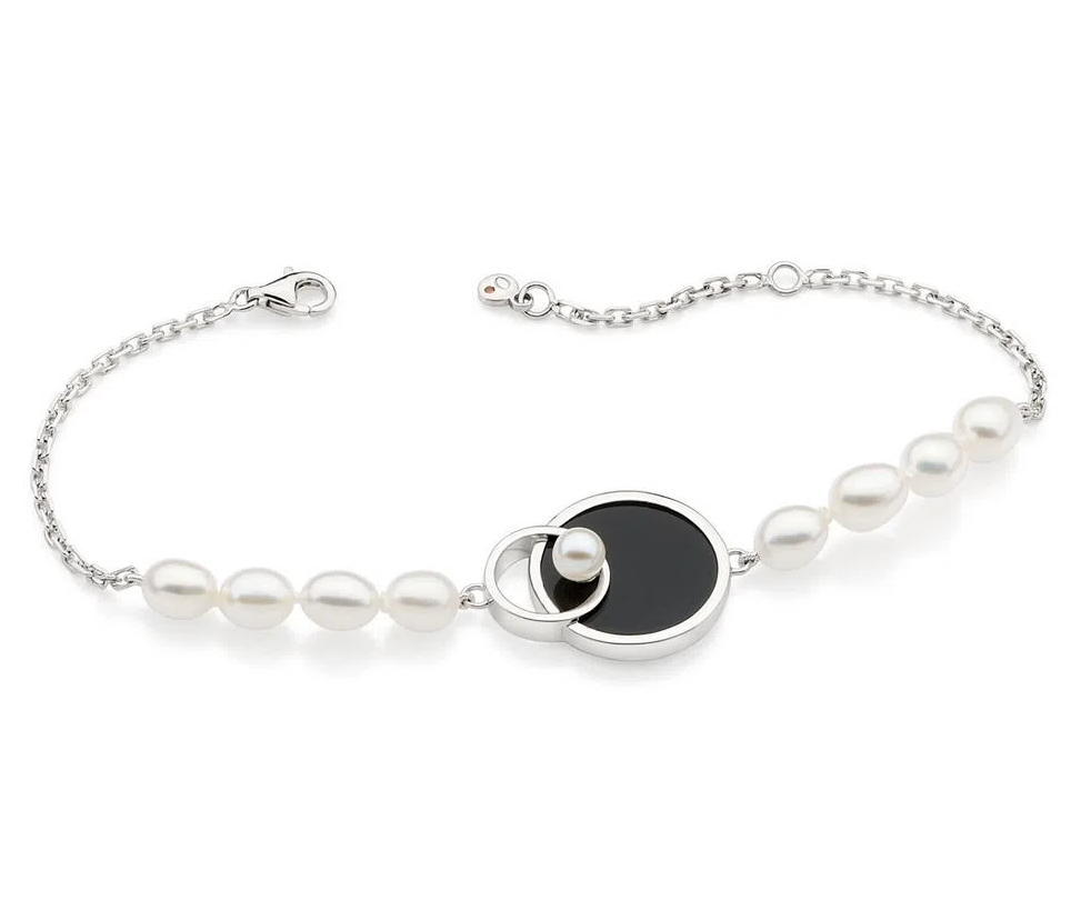 Pulseira de ágata negra com pérolas em prata, combinação elegante e sofisticada para composições modernas.