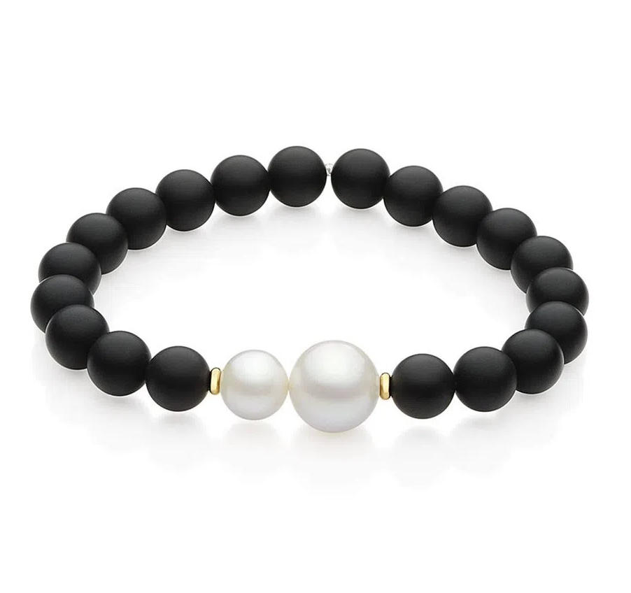 Pulseira de ônix com pérola e bolinhas de ouro, perfeita para combinações modernas e elegantes.