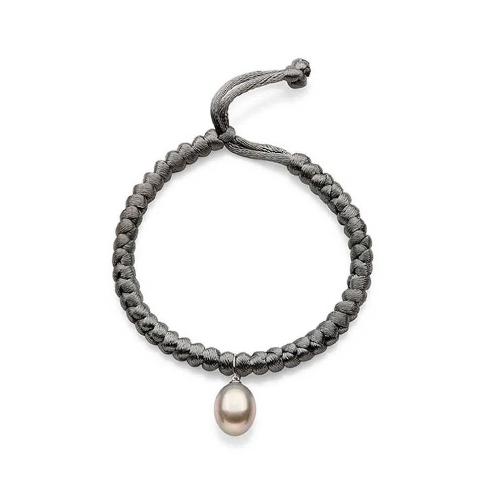 Pulseira em ouro branco com pérola prata e cetim na cor cinza, um toque moderno e sofisticado.