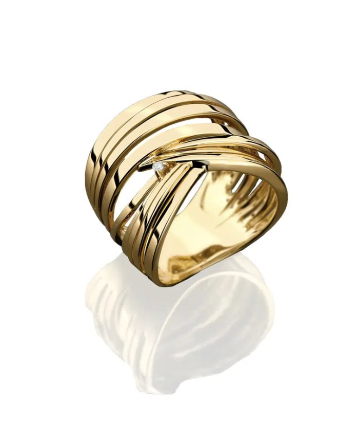 Anel em ouro amarelo 18k com design arrojado e contemporâneo.