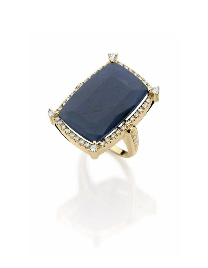 Anel de ouro amarelo com safira e diamantes.