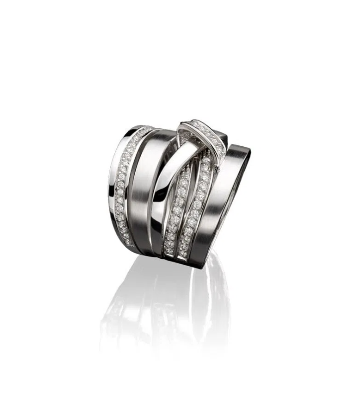 Anel de ouro branco com design moderno e diamantes.