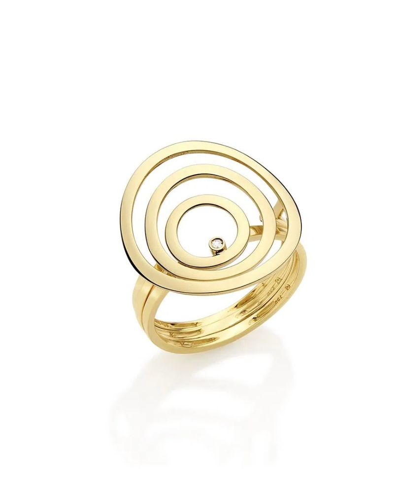 Anel em ouro amarelo com design circular e diamante no centro.