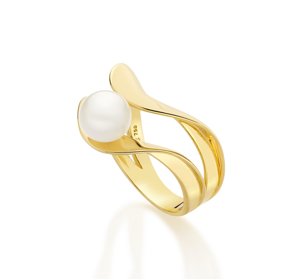 Anel em ouro amarelo com pérola, design contemporâneo e elegante.