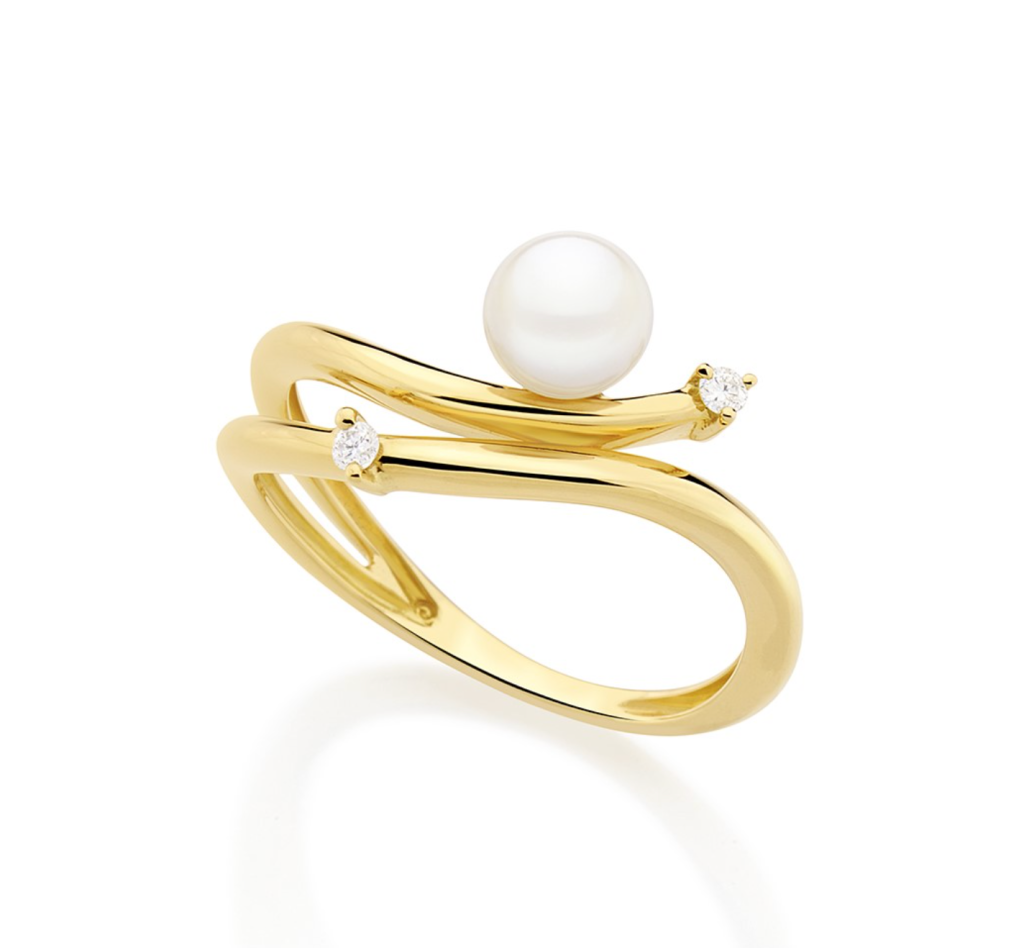 Anel em ouro amarelo com pérola e diamantes, design elegante e sofisticado.