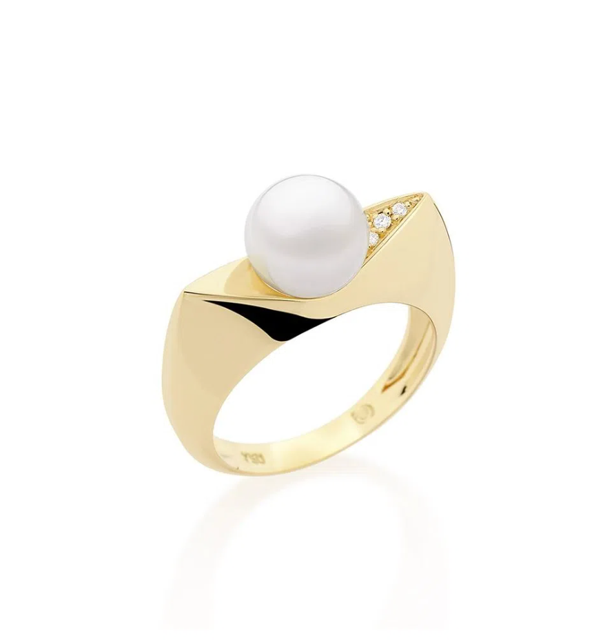 Anel em ouro amarelo com pérola e diamantes.