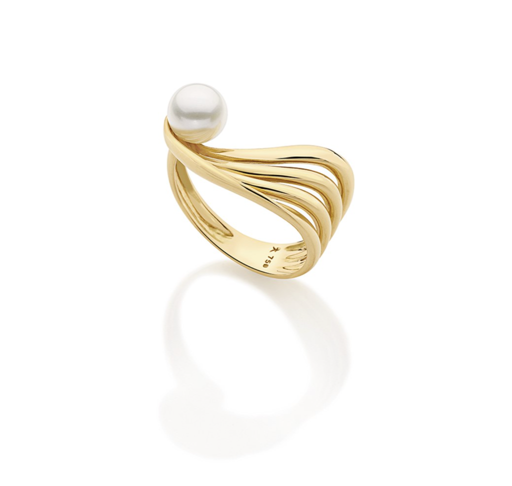 Anel em ouro amarelo com pérola, design sofisticado e elegante.
