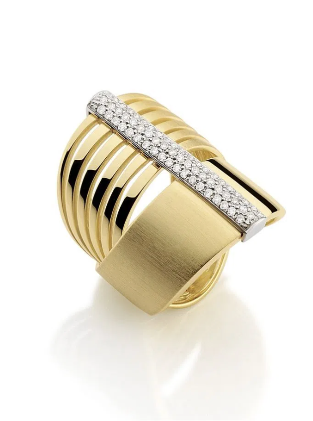 Anel em ouro amarelo e branco com diamantes, design moderno e sofisticado.