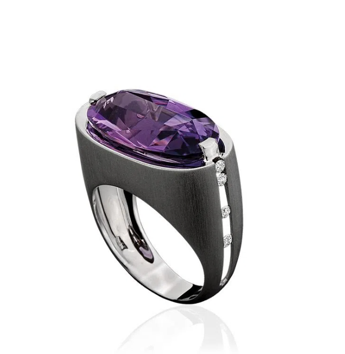 Anel em ouro branco com ametista e diamantes Julio Okubo.