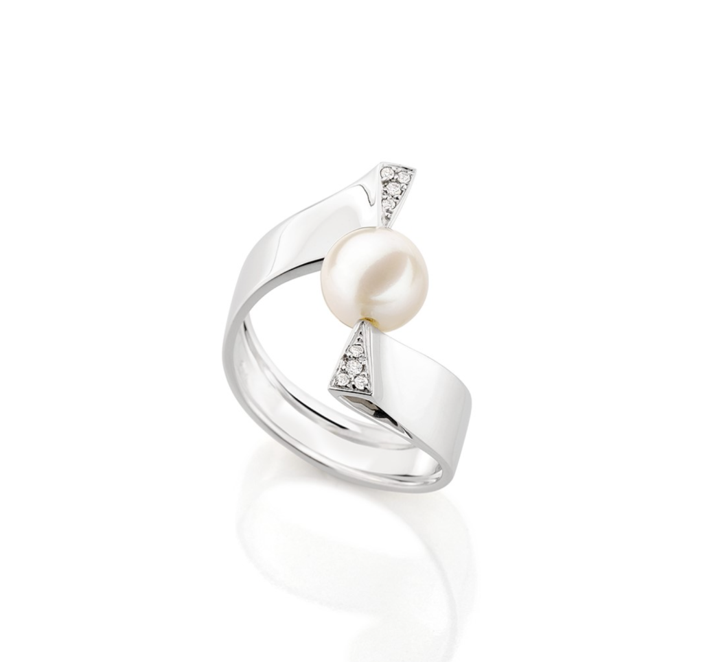 Anel em ouro branco com pérola e diamantes, design sofisticado e elegante.