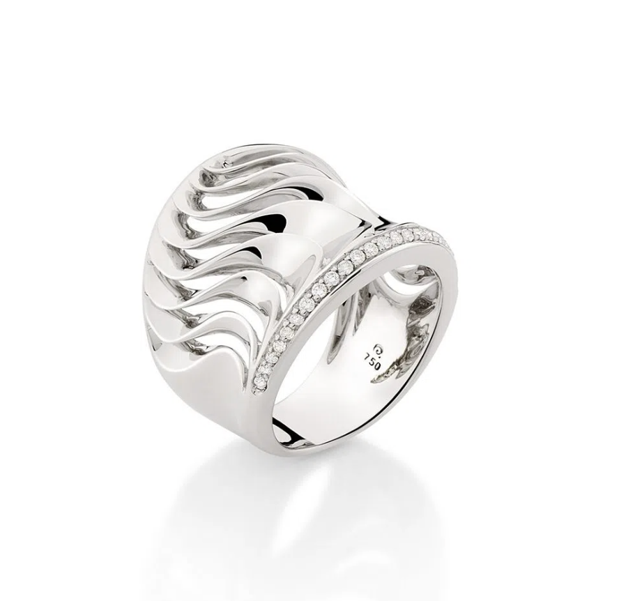 Anel de ouro branco com design ondulado e detalhes em diamantes.