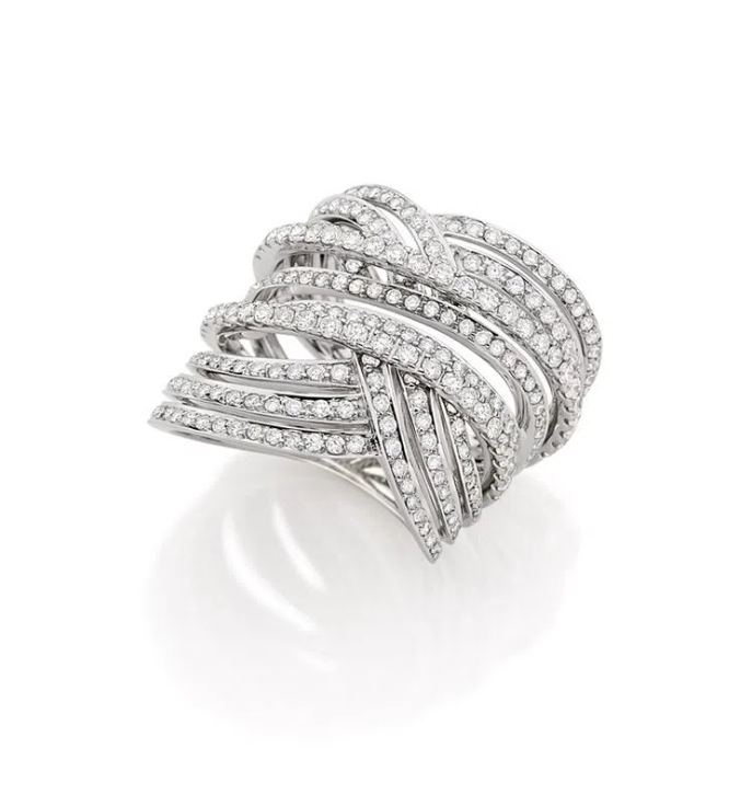 Anel de ouro branco com design entrelaçado e cravejado de diamantes.