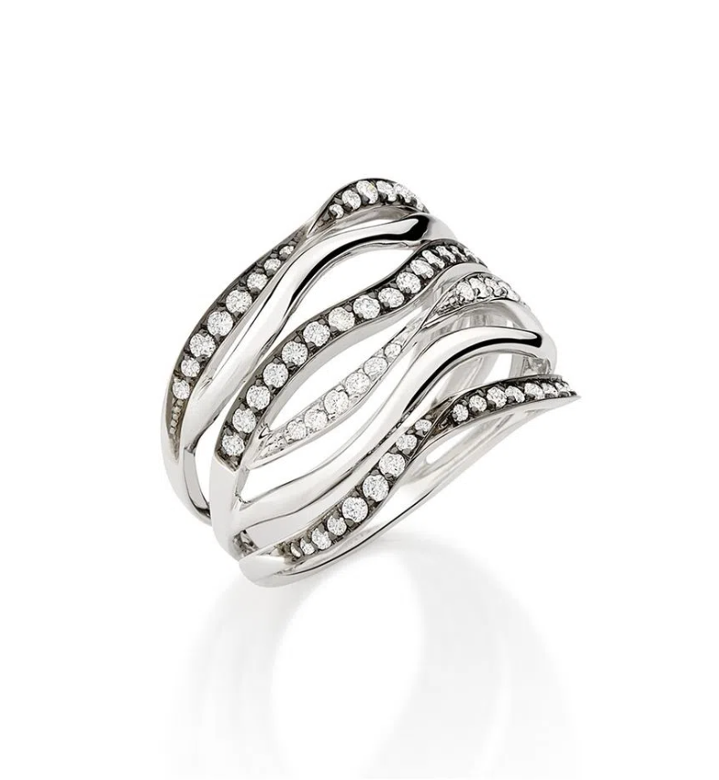 Anel de ouro branco com design fluido e diamantes incrustados.