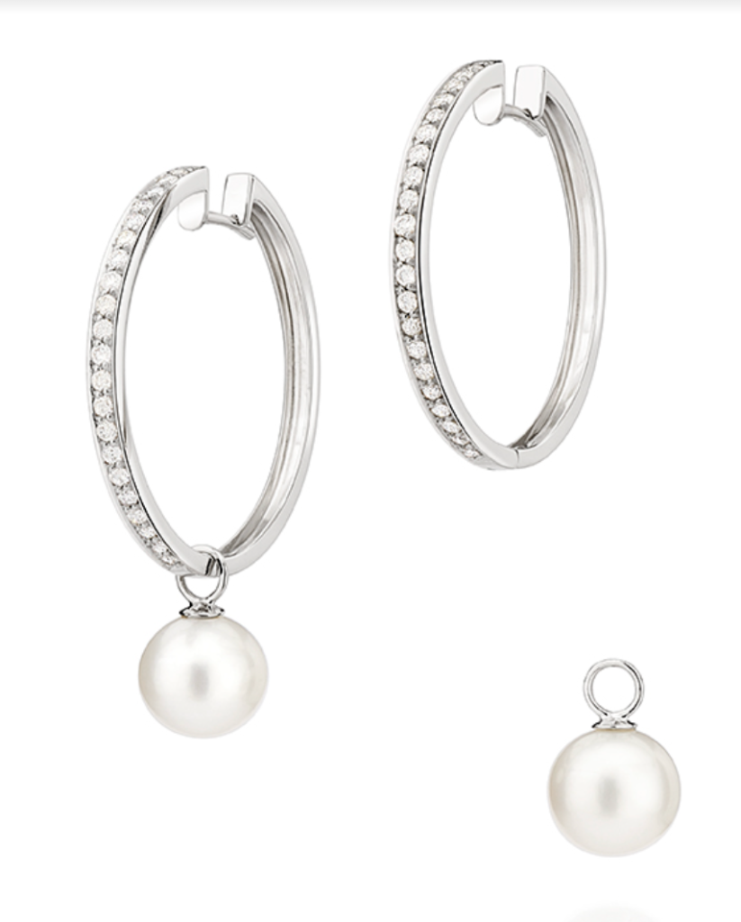 Brinco de ouro branco com diamantes e pérolas da coleção Voice Of The Oceans, com design fluido inspirado nas correntezas.