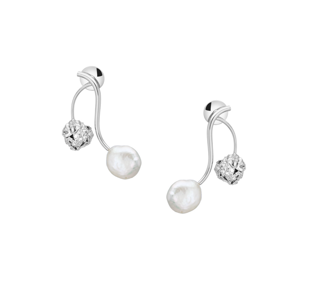 Brinco de pérola keshi e prata com design moderno.