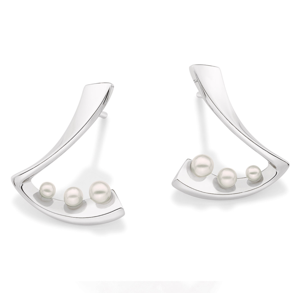 Brinco de prata JOY com pérolas em design moderno e minimalista.