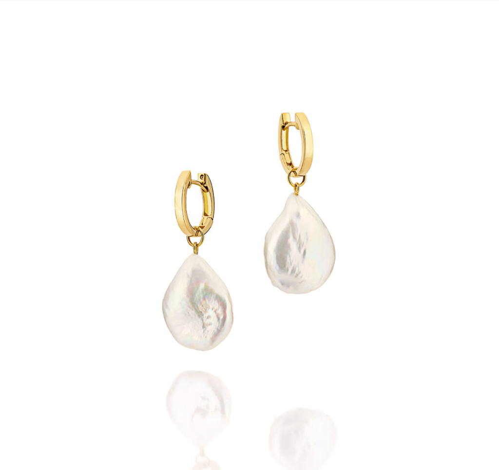 Brincos em ouro amarelo com pérolas keshi, tendência de primavera.