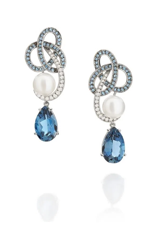 Brinco de ouro branco com topázios azuis, pérolas e diamantes em design sofisticado.