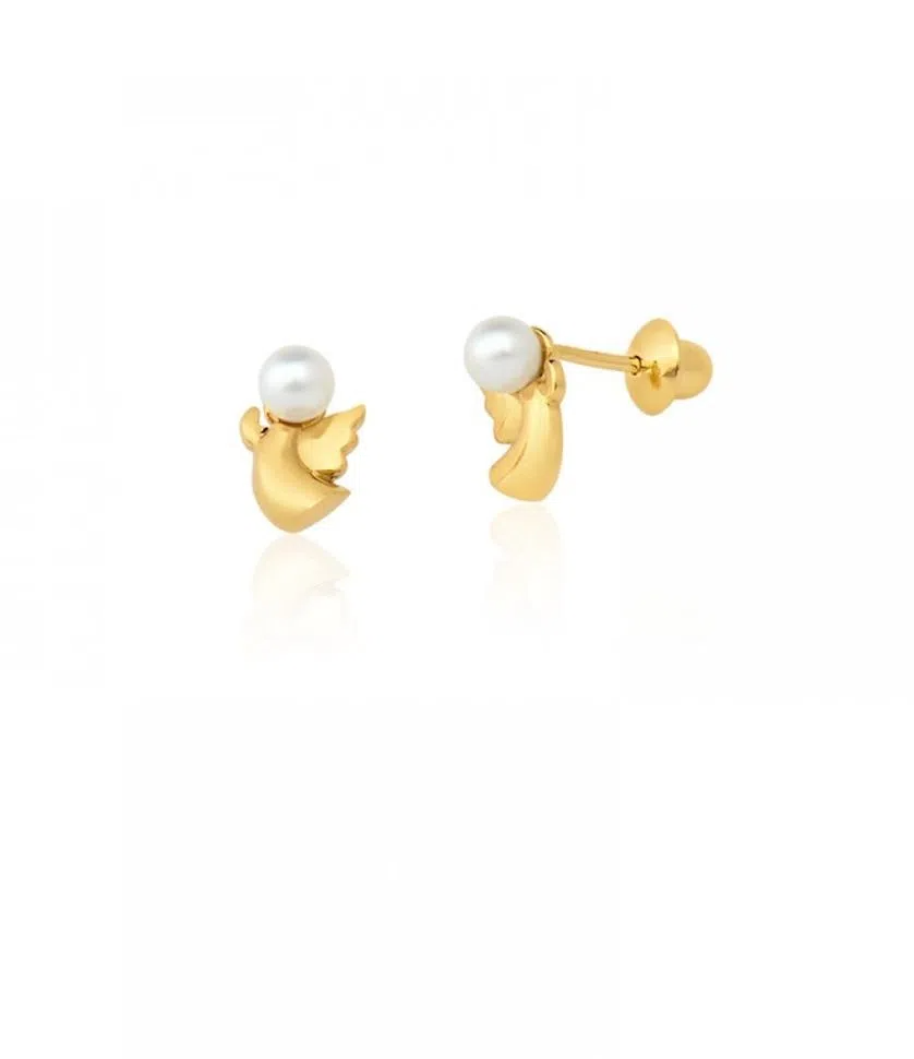 Brinco infantil anjo em ouro amarelo com pérola, simbolizando pureza e proteção para batizado.