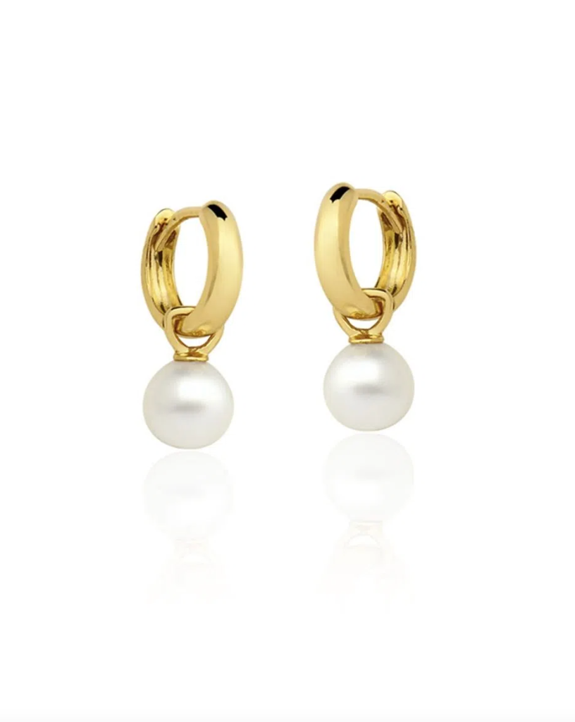 Brinco infantil argolinha em ouro amarelo com pérola, joia perfeita para batizado, simbolizando pureza e preciosidade.