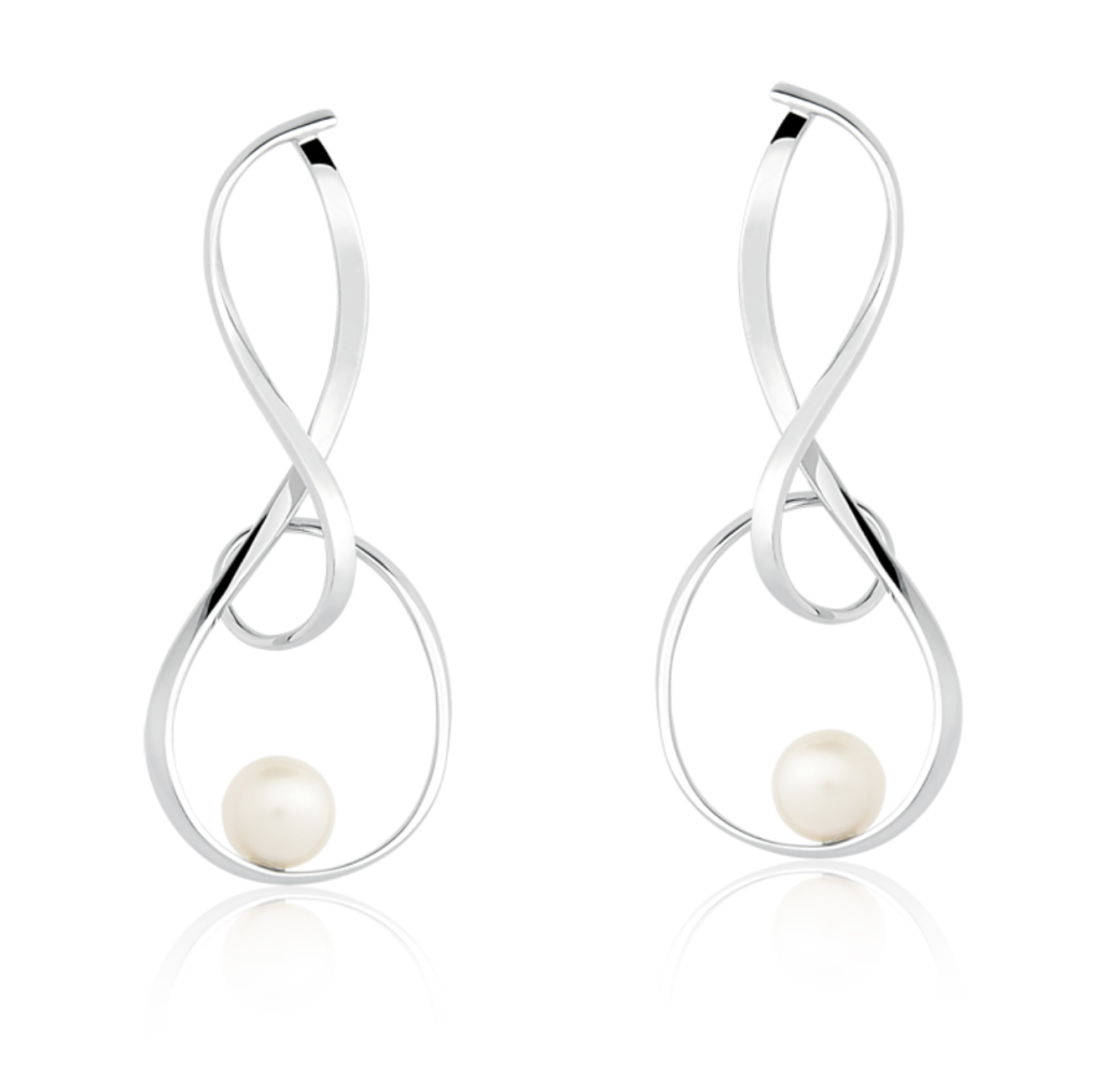 Brinco JOY em prata com pérola em design curvo e elegante.