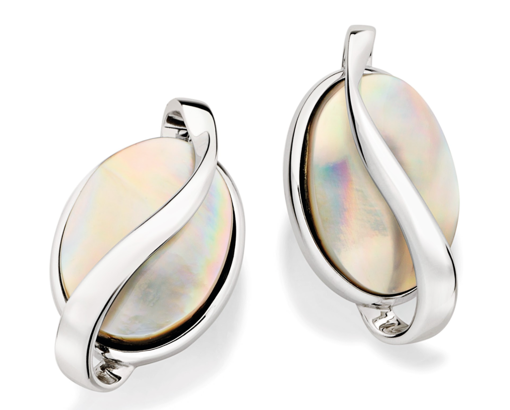 Brincos de madrepérola e prata com design moderno e sofisticado JOY.