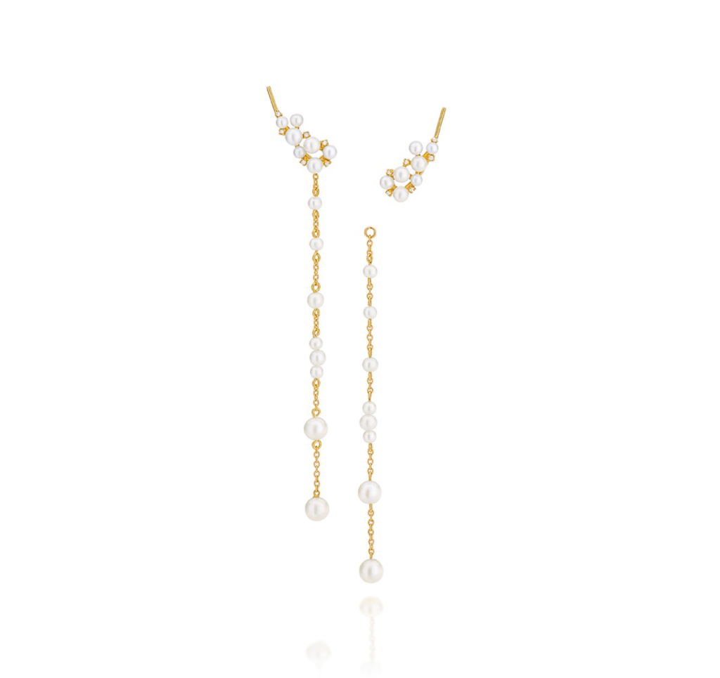 Brincos em ouro amarelo 18K com pérolas e diamantes, inspirados na flor de cerejeira.