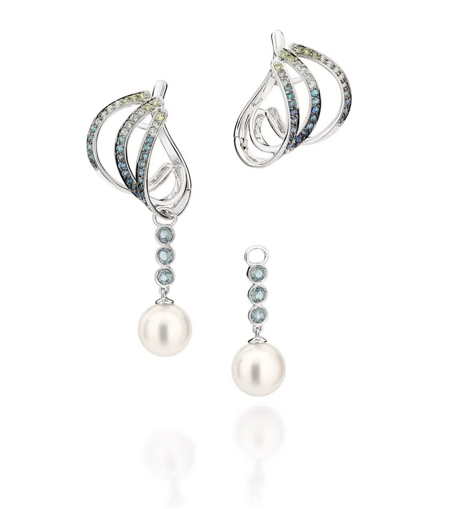 Brincos versáteis em ouro branco com pérola Akoya, safiras azuis, topázios azuis e peridotos.