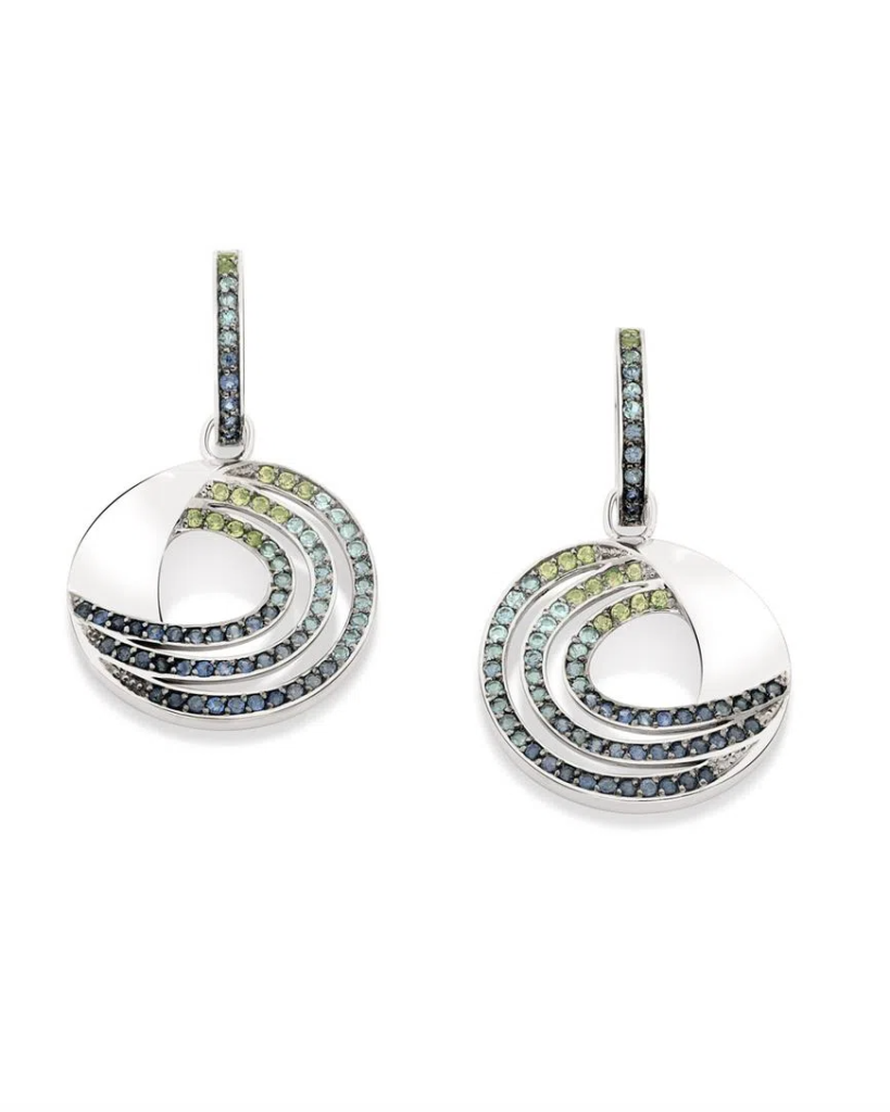 Brincos de ouro branco com safiras azuis, topázios azuis e peridotos.