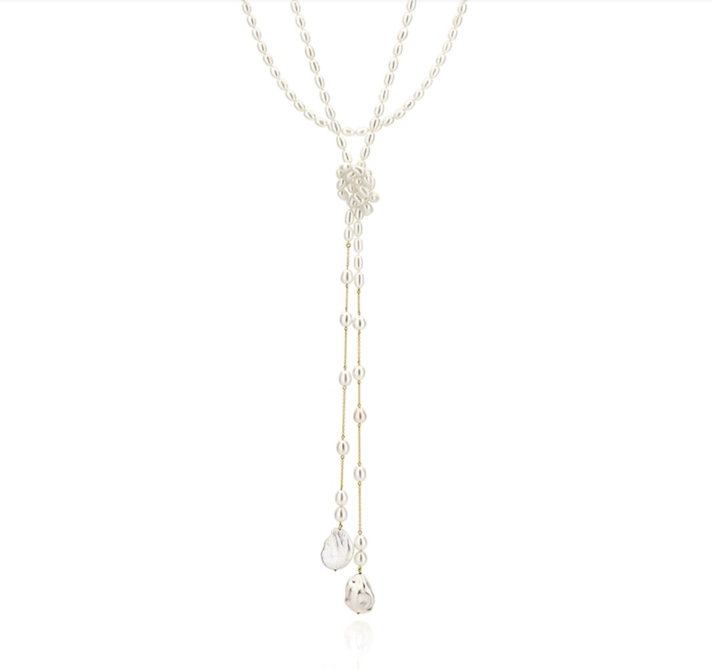 Colar de pérolas cascata com corrente em ouro amarelo e pérolas Keshi, representando a delicadeza e o encanto da flor de cerejeira.