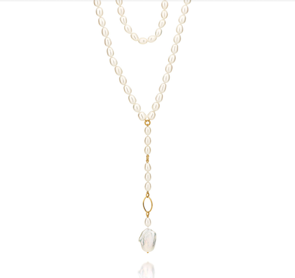 Colar de pérolas com pingente de pérola keshi e detalhes em ouro amarelo.