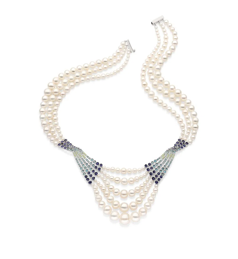 Colar de pérolas Biwa com design de várias camadas e detalhes em pedras azuis.