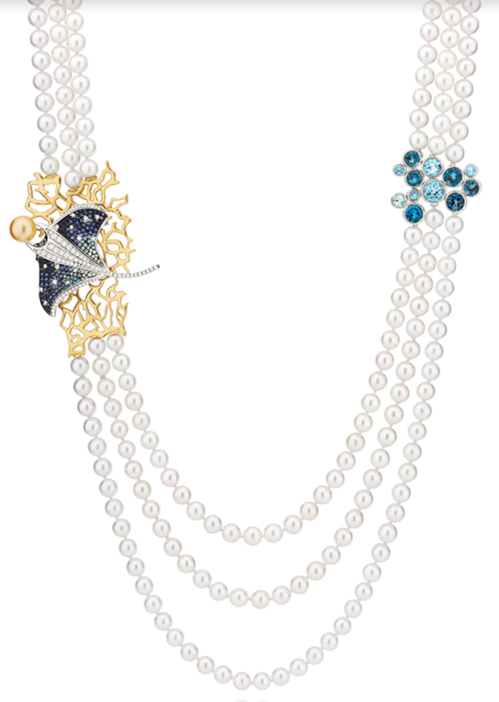 Colar Raia em pérolas, ouro branco e topázios azuis, da coleção Voice Of The Oceans.