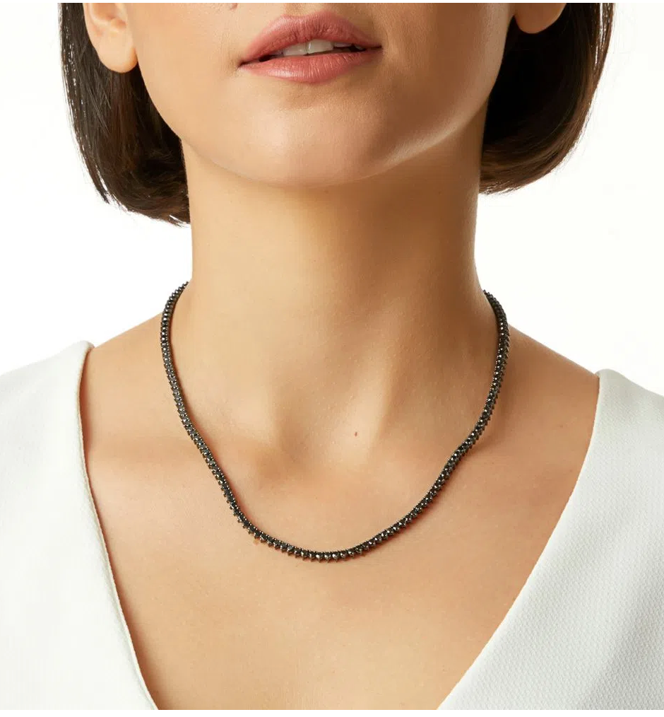 Colar Riviera em ouro branco com diamantes black, tendência elegante e moderna.